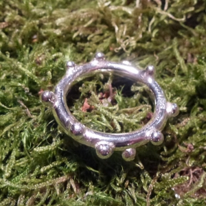 Knotty ring